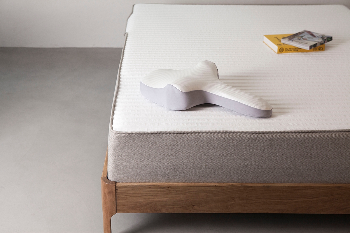 韓国で5万個販売「ゴッチョ背まくら」を体験型ストアに初出品 猫背や