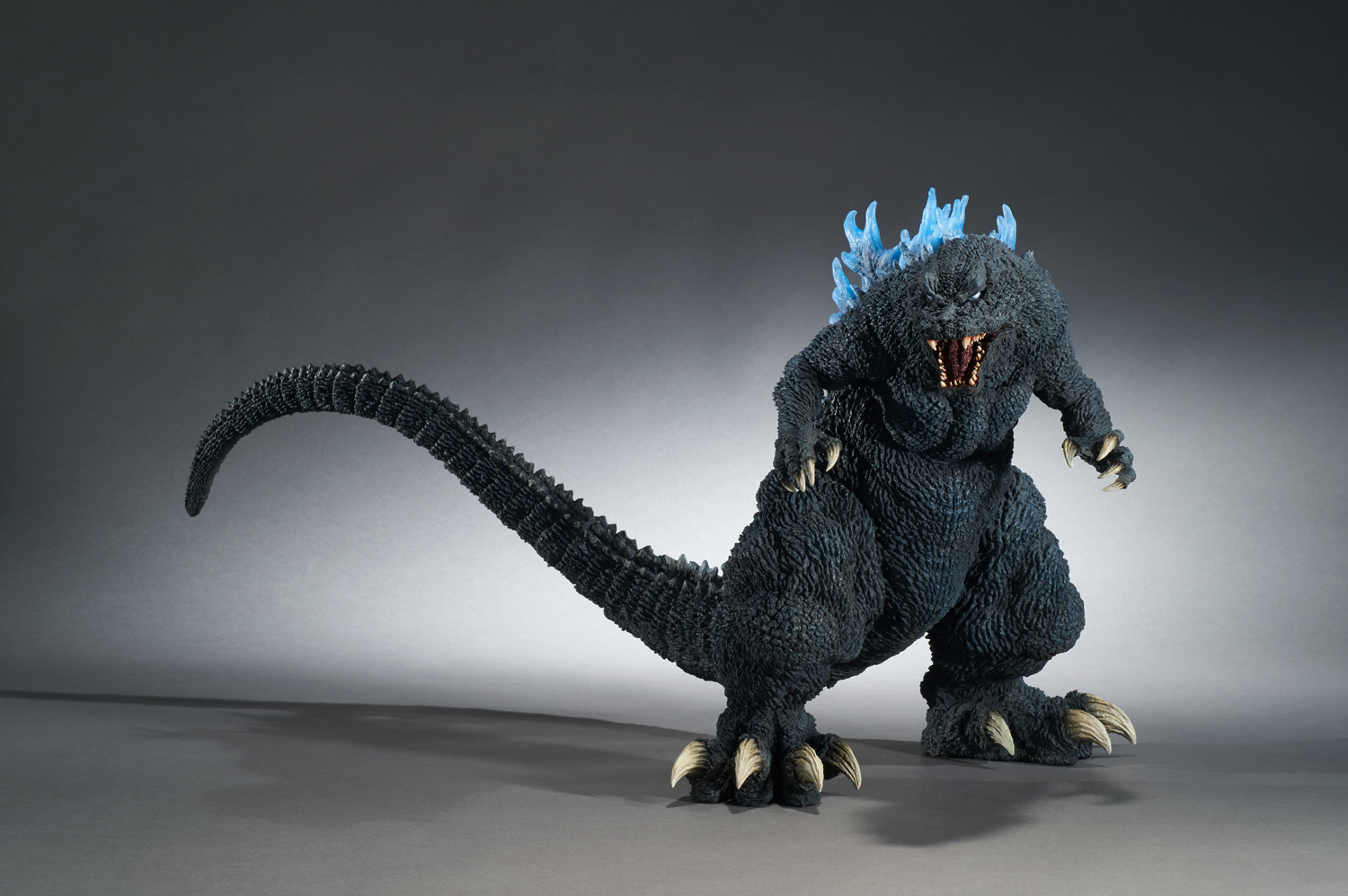 ゴジラ」(2001)が約38cm×約78cmの 巨大フィギュアで登場 | 株式会社