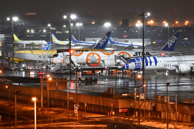 ANA、BB-8ジェット退役 雨の羽田にスターウォーズ3機並び