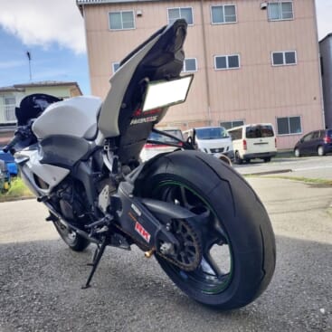 ZX-6Rに立ちコケ、転倒傷から防止！スライダー付エンジンガード| AxxL