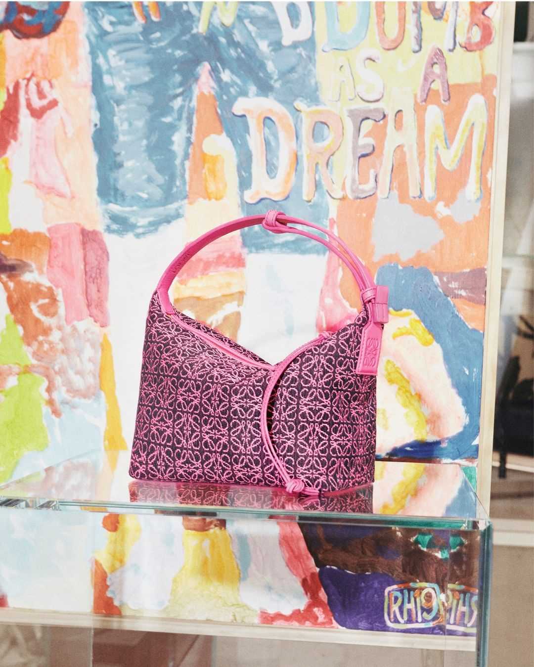 女性をエレガントに導く『LOEWE（ロエベ）』の「アナグラム ジャガード