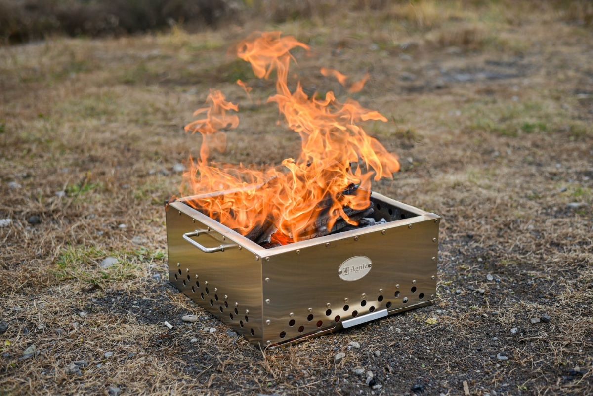 雄大な炎を生み出せるBOX型の二次燃焼焚き火台が爆誕！Agniz.「焚き火