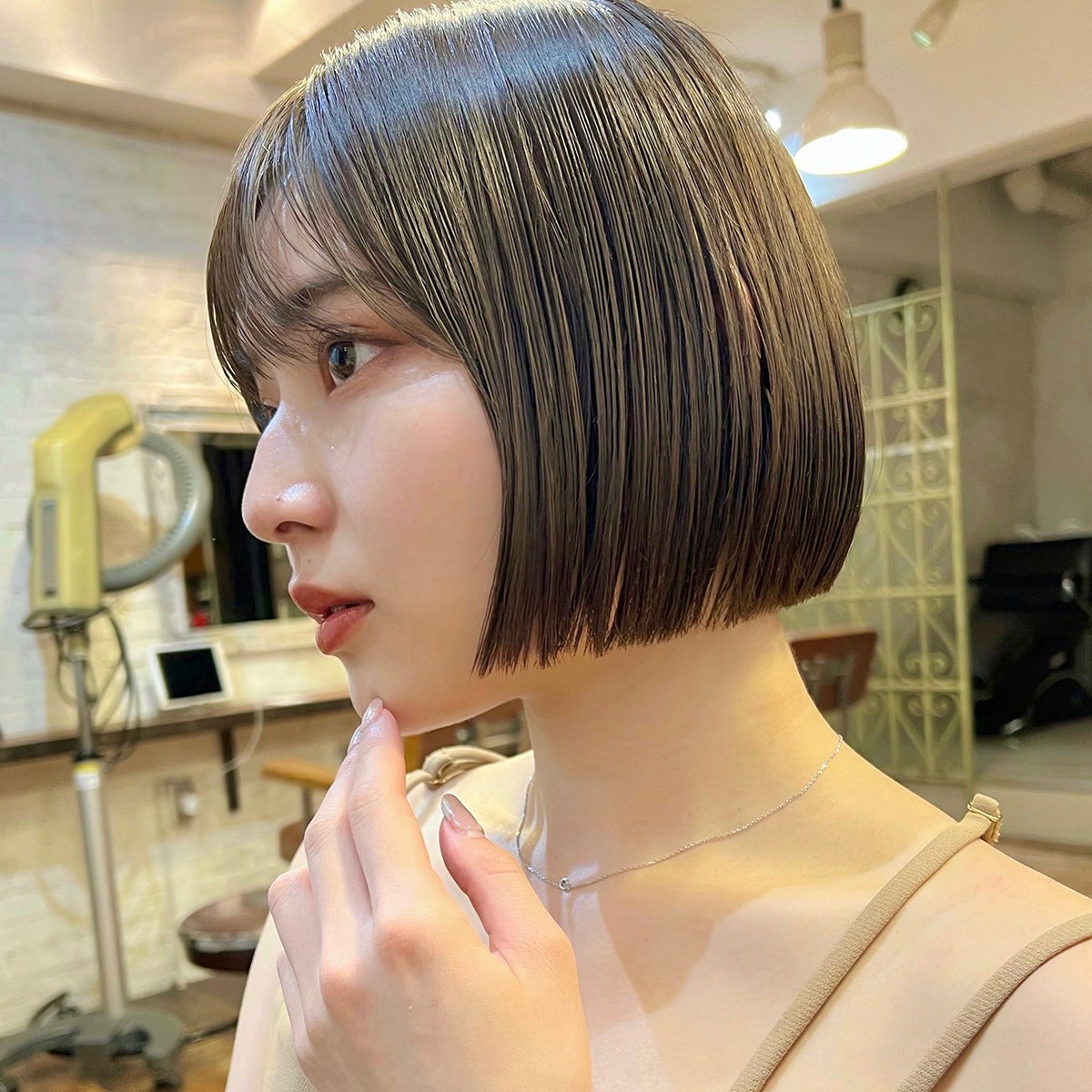 アッシュブラウンでツヤ感重視！ミニボブでも幼く見えない大人スタイル