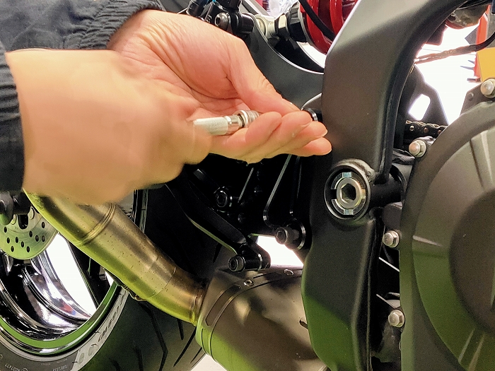 カワサキZX-25R SE（2023） リコール（無償修理）でフレームに穴開けで