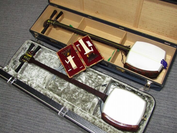 三味線 四つ ハードケース入り 両面四つ皮張りたて 子持綾杉