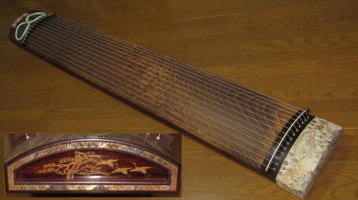 □和琴□13弦。琴柱、琴台付 13絃琴用 立奏台 A型/S製 （琴台/箏台