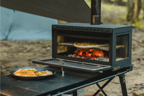 3面ガラスで火が踊る！調理もできる万能な多機能薪ストーブがロマン