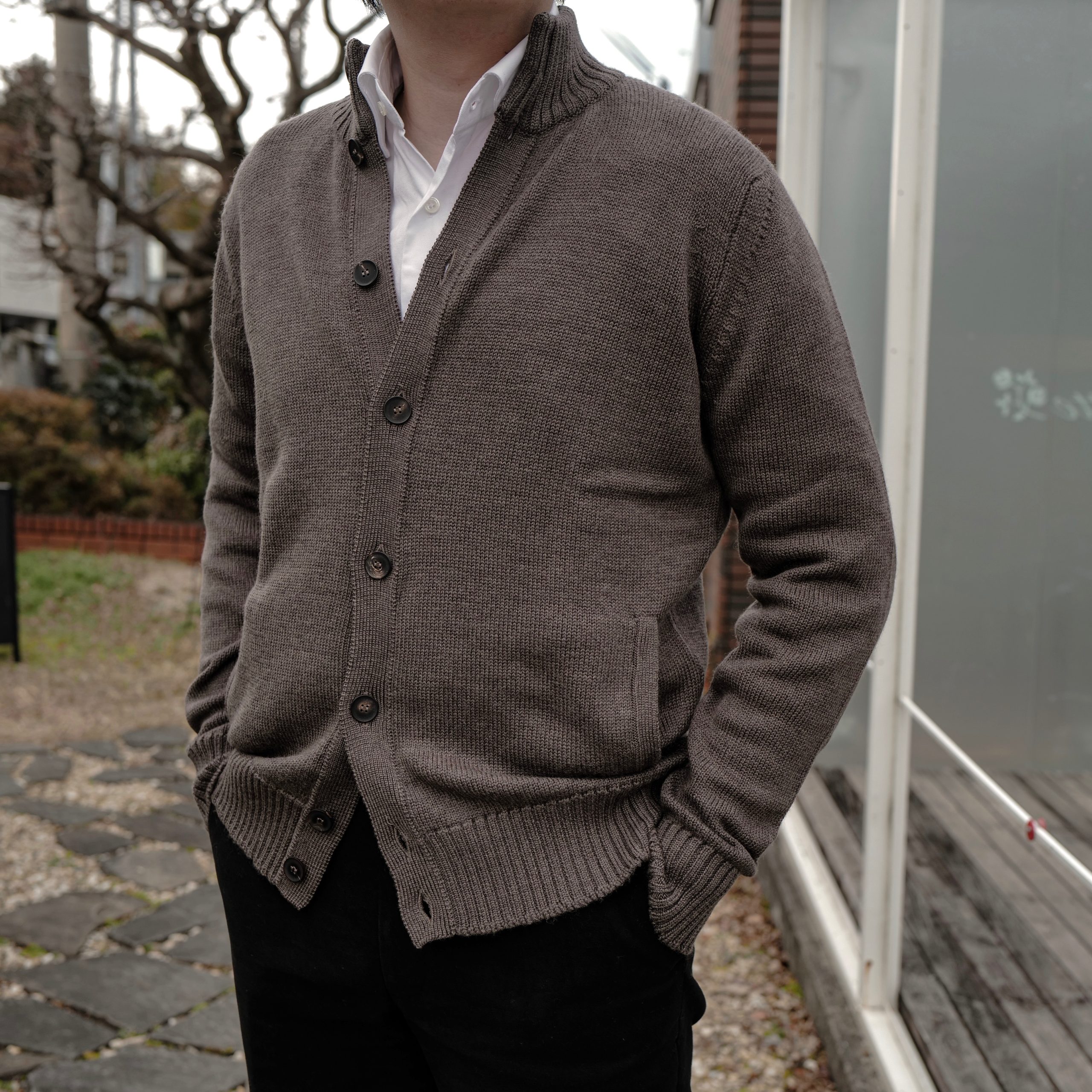 人と被ることの少ない立ち襟のカーディガンを【WILLIAM LOCKIE