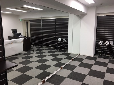大型の鏡、ミラーの取り付けは『ガラパゴス！』ダンススタジオ、バレエ