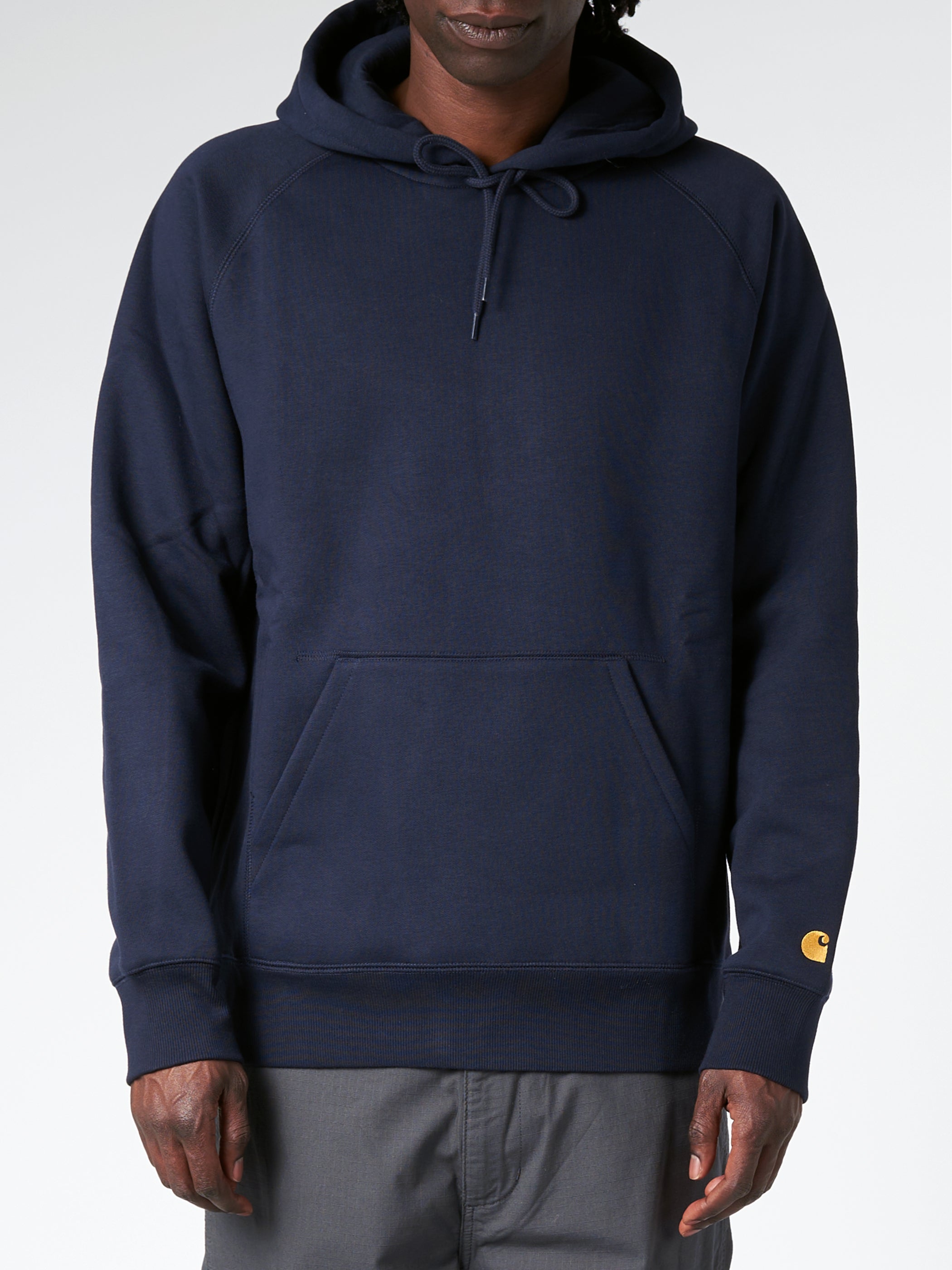 Carhartt WIP - Hooded Chase Sweatshirt in Dark Navy/Gold – gravitypope