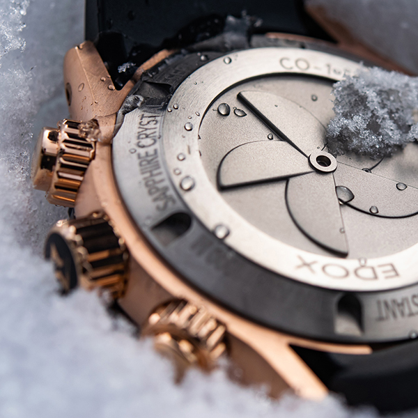 エドックス(EDOX) 2023新作 1,000m防水のチタニウムダイバーズウォッチ