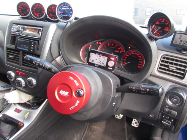 MOMO RACEステアリング・インプGRB装着ステアリングボス ホーンボタン