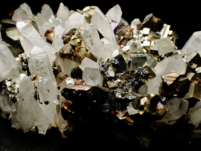 青森県尾太鉱山産 水晶、黄銅鉱＆黄鉄鉱 (Quartz, Chalcopyrite
