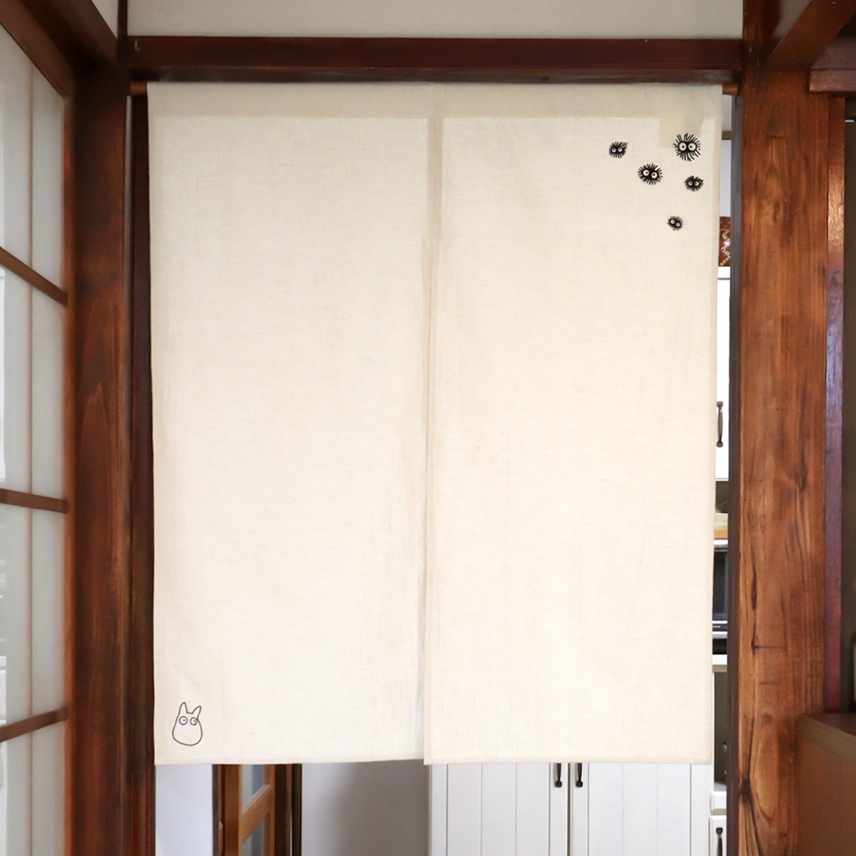 となりのトトロ 刺繍のれん KUROSUKE アイボリー | どんぐり共和国そら