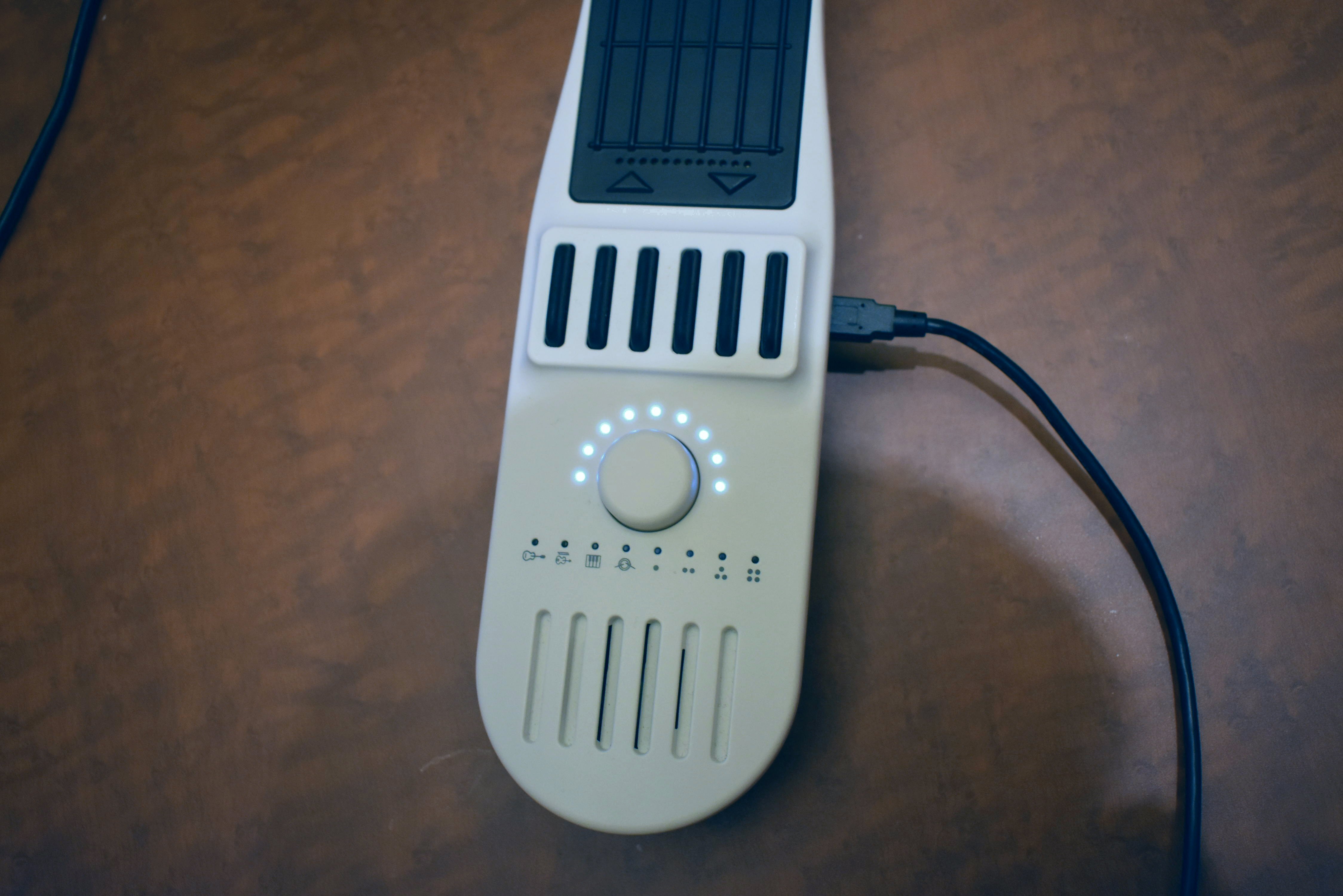 ギター、バイオリン、ピアノやドラムも演奏できる万能なMIDIギター