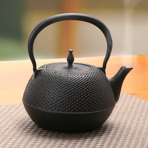 南部鉄器 鉄瓶「丸南部アラレ」(1.2L（ガス火・IH対応）): キッチン