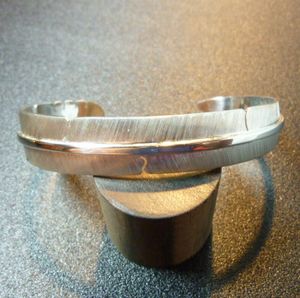 イスレタ Michael・Kirk マイケル・カーク シルバーフェザー バングル