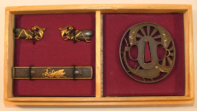 刀鍔 信玄鍔 百足鍔 無銘 鉃地 真鍮 年代物 箱付き(鍔布団