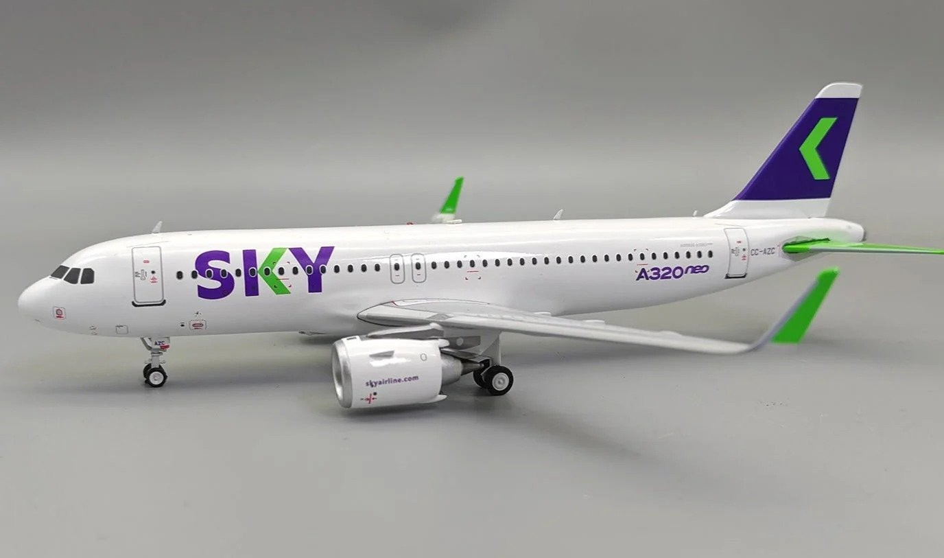 Sky Airline Airbus A320-251N CC-AZC with stand El Aviador-InFlight