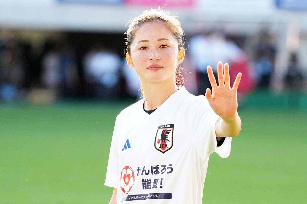 笑顔の仲良しコンビ！ 清水梨紗と長谷川唯の2ショットをマンCが投稿