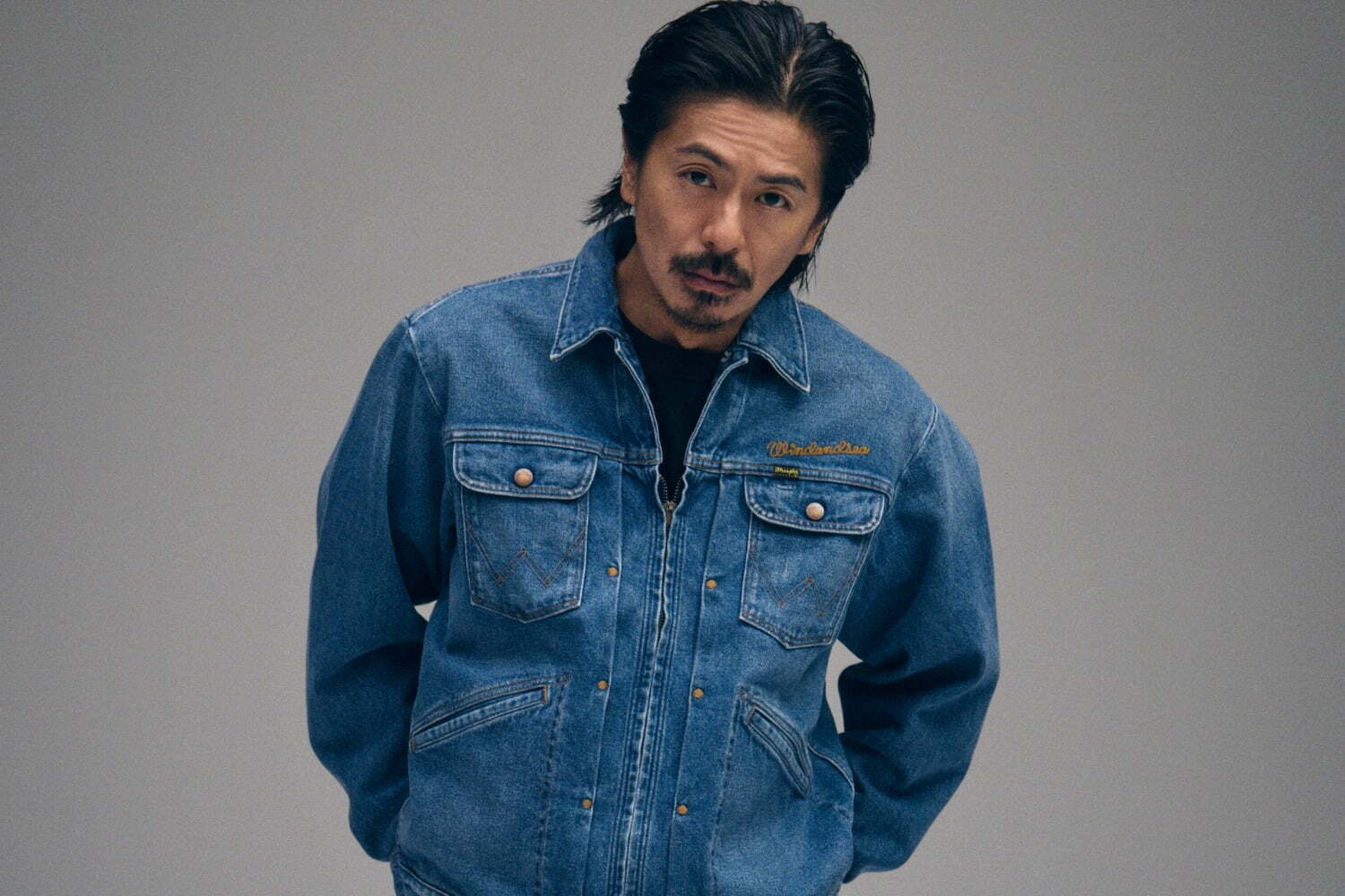 ラングラー×ウィンダンシーのデニムジャケット、コラボロゴのチェーン