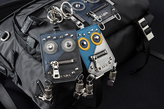 プラダ「ロボット」モチーフのメンズ財布＆スマホケースなどが