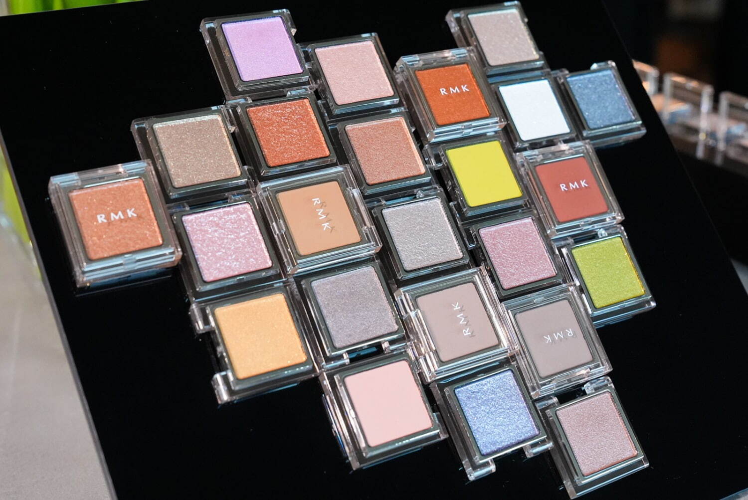 RMK「シングルアイシャドウ」2025年夏リニューアル、選べる3質感全24色