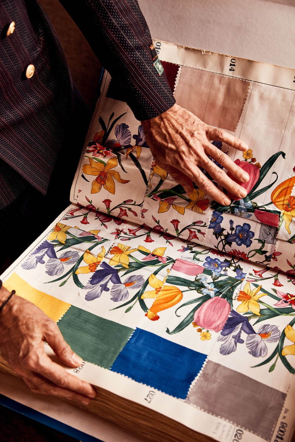 プリント シルクツイル スカーフ ・ブラウン＆マルチカラー | GUCCI