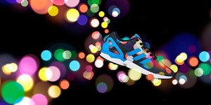 アディダス オリジナルスより、光をモチーフにした新作スニーカー「ZX