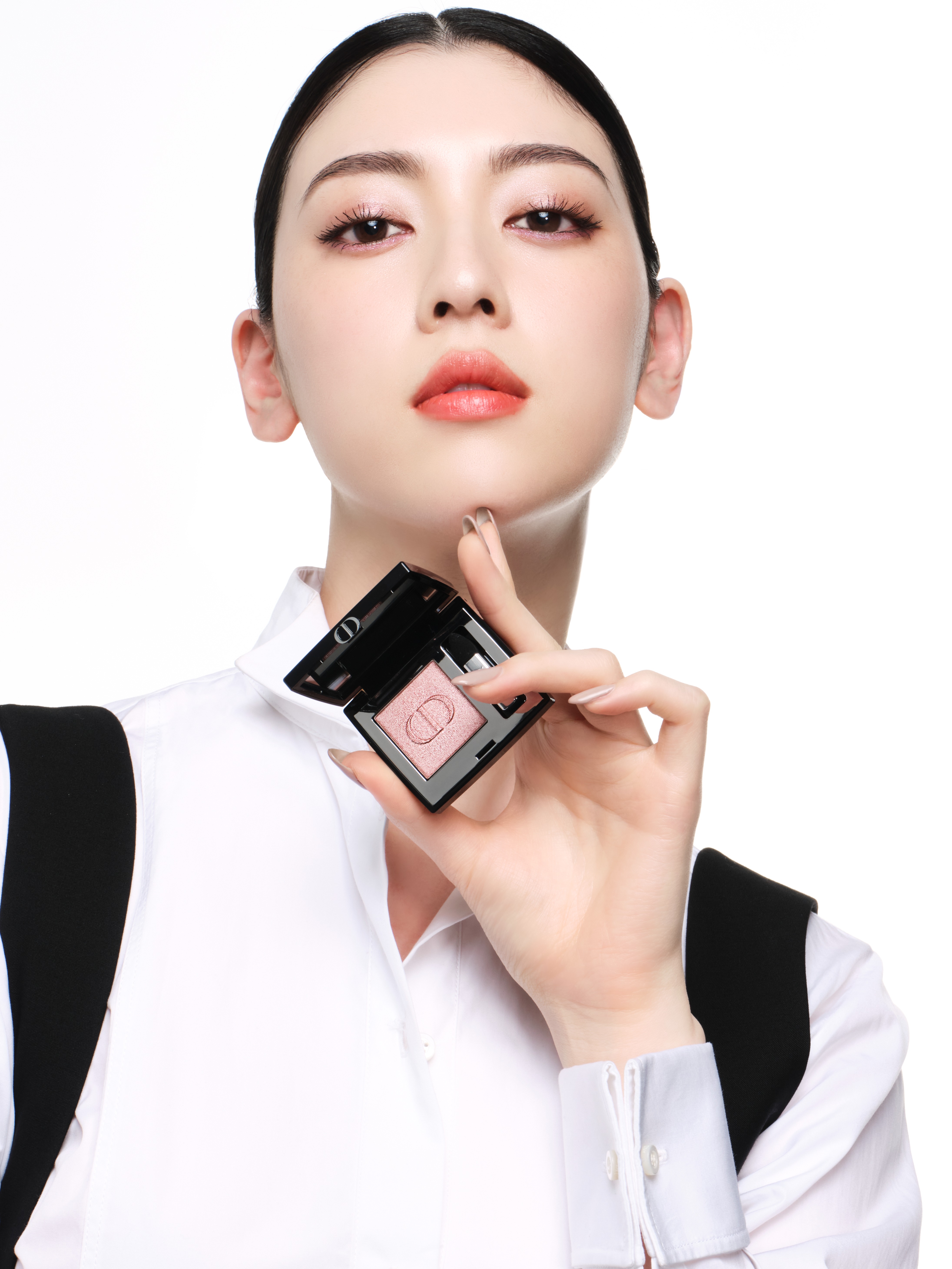 三吉彩花が魅せる目元クチュール ルック 「ディオールショウ」から
