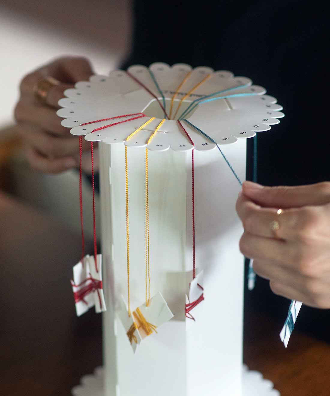 さまざまなくみひもが作れる専用ツールときほんが試せる絹糸セット