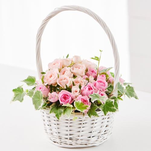 ピンクのバラのホワイトバスケットアレンジメント」 | フラワーギフト