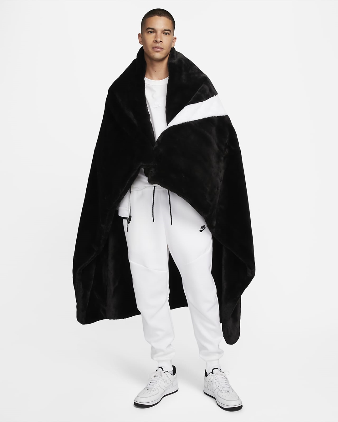 発売】”ブラック/ホワイト”カラーのNIKE WMNS NSW FAUX FUR BLANKET