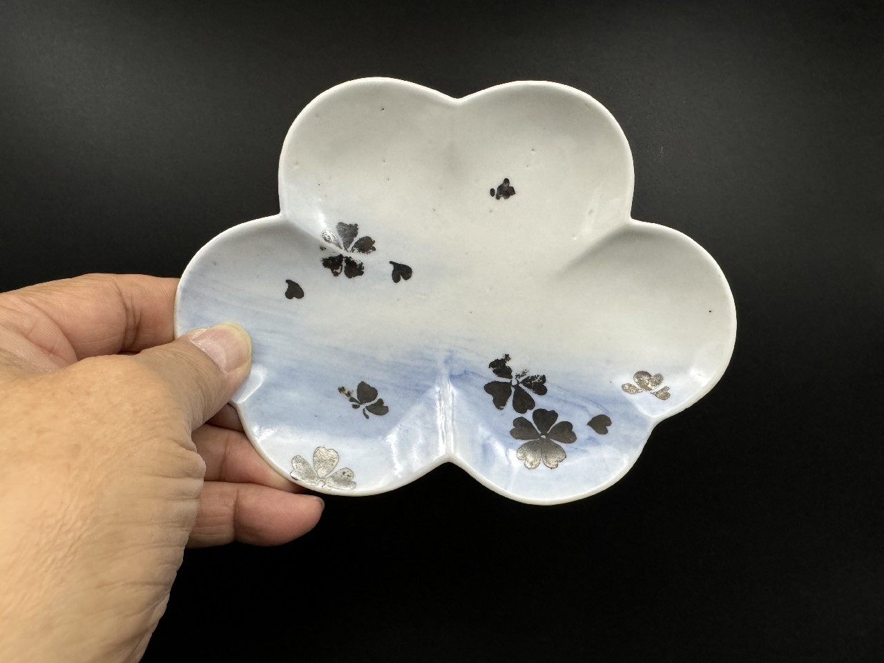 ギャラリー安原 / ご売約 薄濃銀彩 桜花文変形三足皿