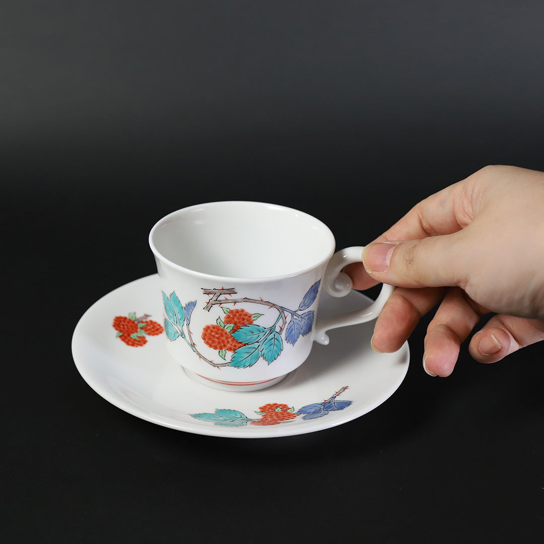 十五代酒井田柿右衛門 作 濁手苺文珈琲碗 – ギャラリー一番館