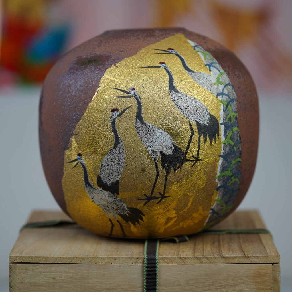 工芸品 Kutani ware vase by Takashi Kitamura 工芸品 Kutani ware