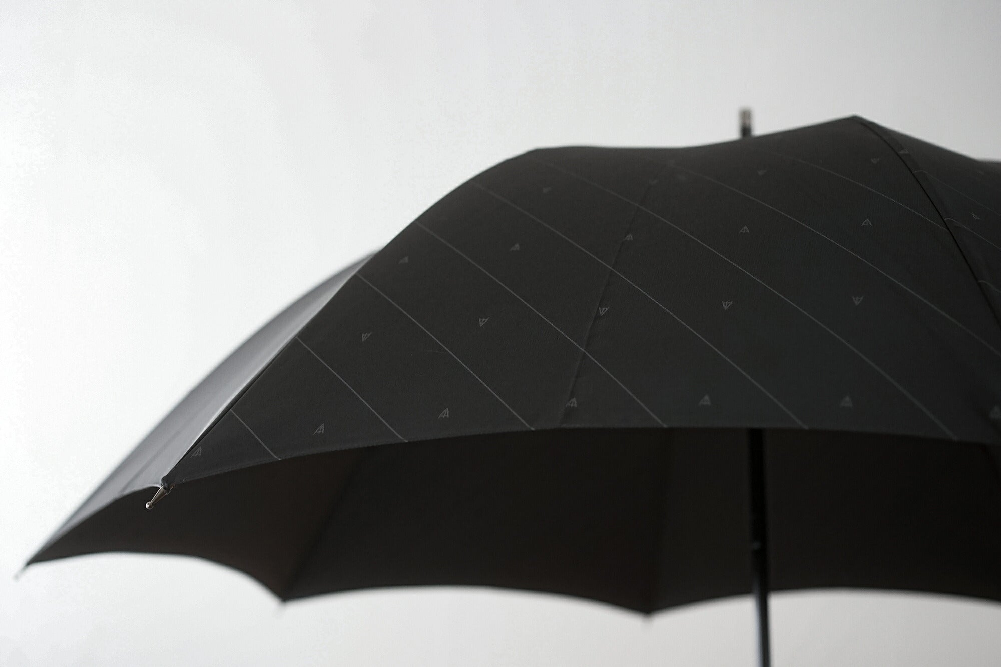 傘の木型がデザインされたおしゃれなレジメンタルストライプの雨傘(長