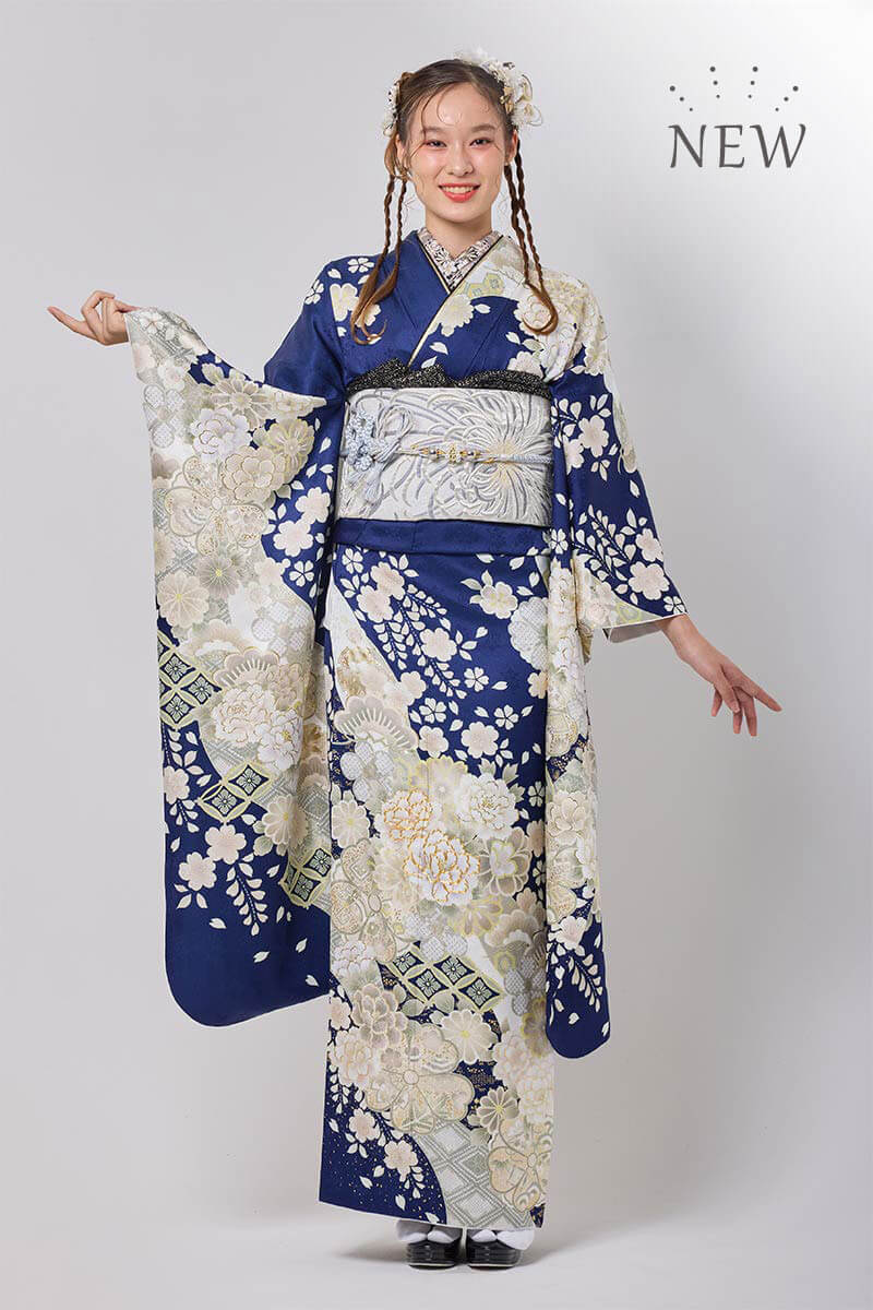 四季花と雪輪や青海波の伝統柄。品ある赤い振袖に描いてキチンと