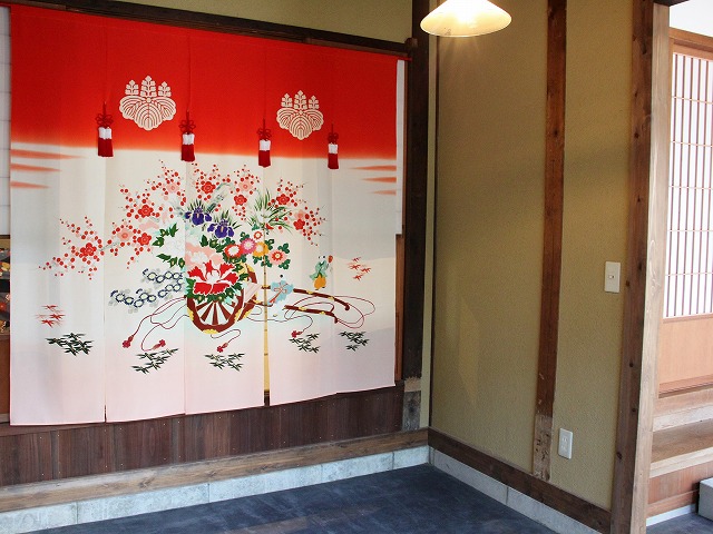 町家に映える花嫁のれん – 加賀友禅・花嫁のれん :: きもの処 凛屋