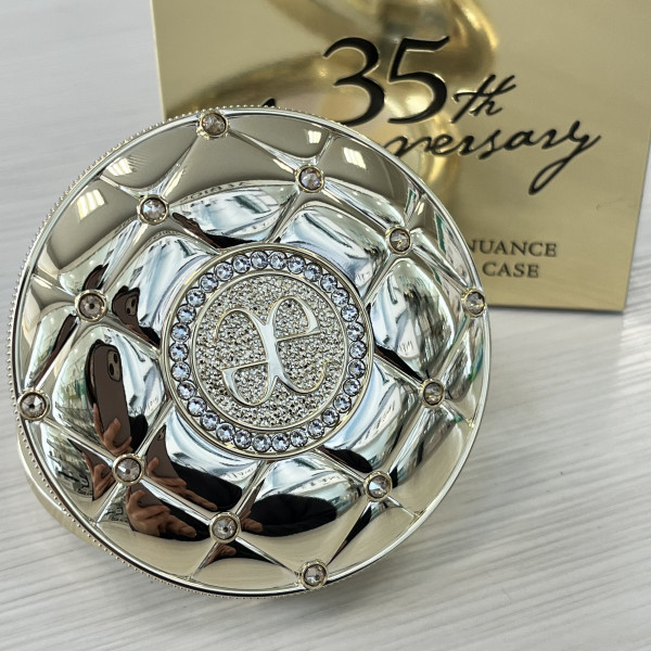 スワロフスキー®︎・クリスタルがあしらわれたラプードルケースが数量