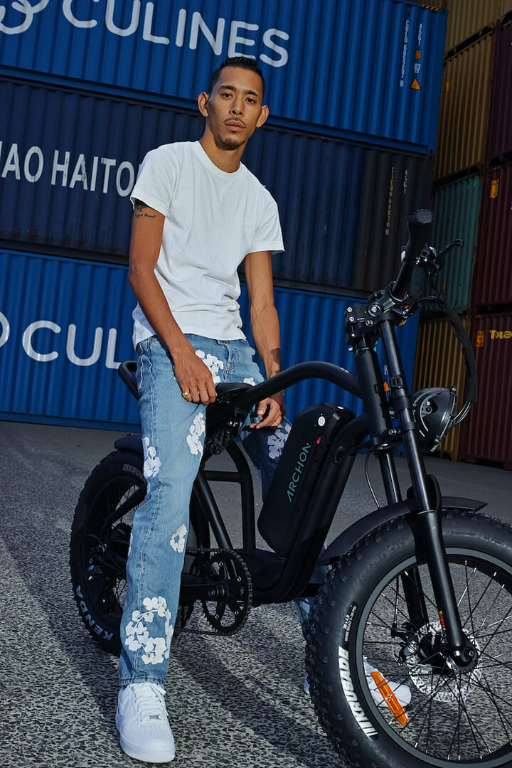 KANDYTOWNのIOをビジュアルに起用！ 遊びを広げる電動アシスト自転車