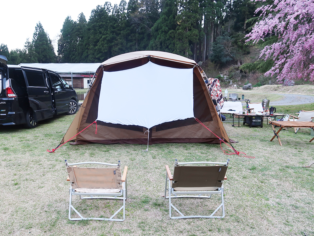 キャンプにぴったり！伸縮スクリーンって知ってる？屋外で