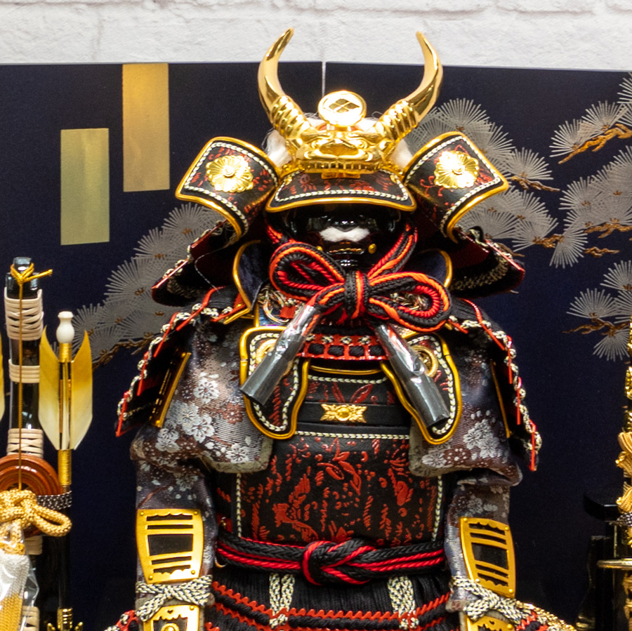 7号武田信玄鎧 駿河蒔絵紺サテン銀針松鎧収納飾りセット | 人形専門店