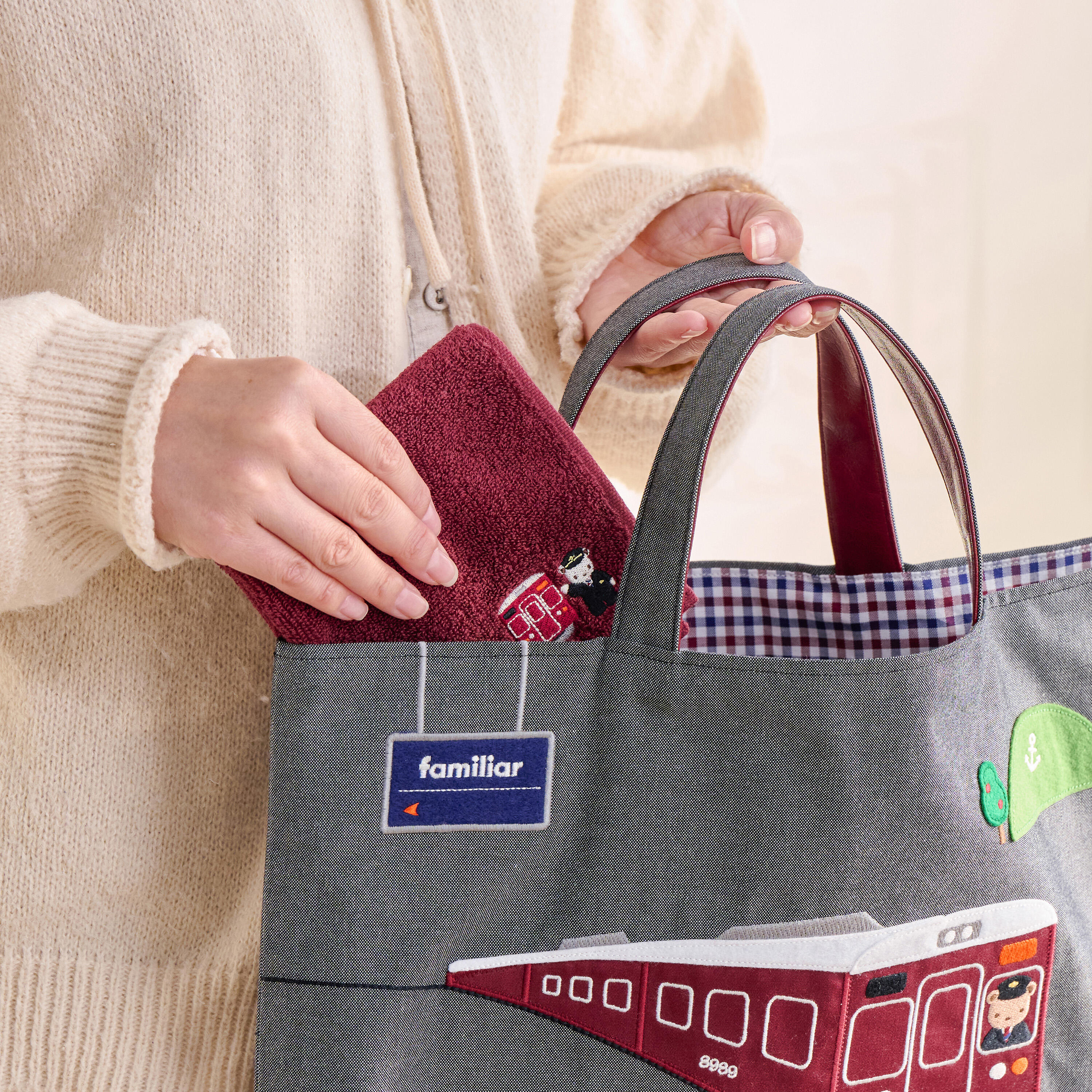 阪急電車×ファミリア】コラボレーショングッズを発売します！マルーン