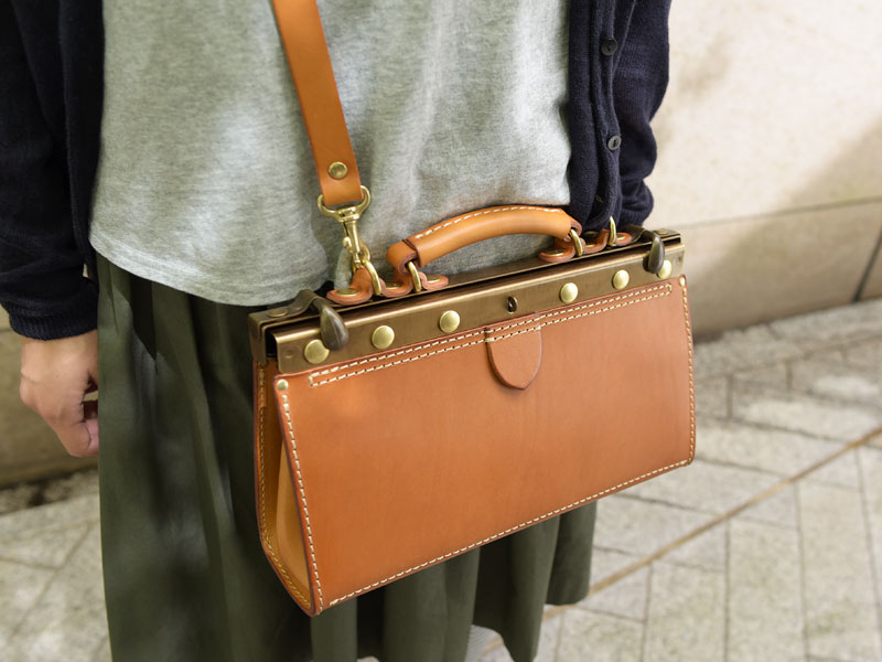 フレームと本革の風合いを活かした2way鞄のコパンタショルダー / 革鞄