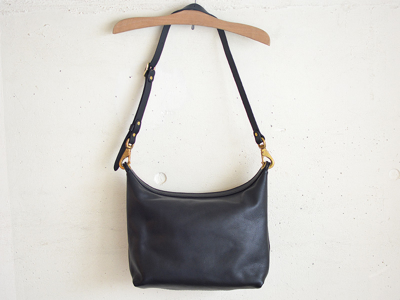 美品✨ヘルツ ショルダーバッグ レザー ライトブラウン ロゴ型押し