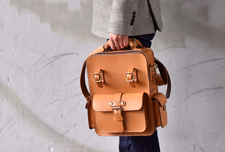 建築物を思わせる堅牢なボックス型の2wayショルダーバッグ / 革鞄の