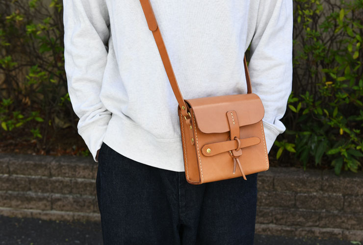 クラフトマンシップを感じるプリミティブなショルダーバッグ / 革鞄の