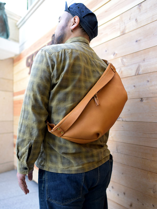 背中にフィットするソフトレザーの三日月ボディバッグ / 革鞄のHERZ