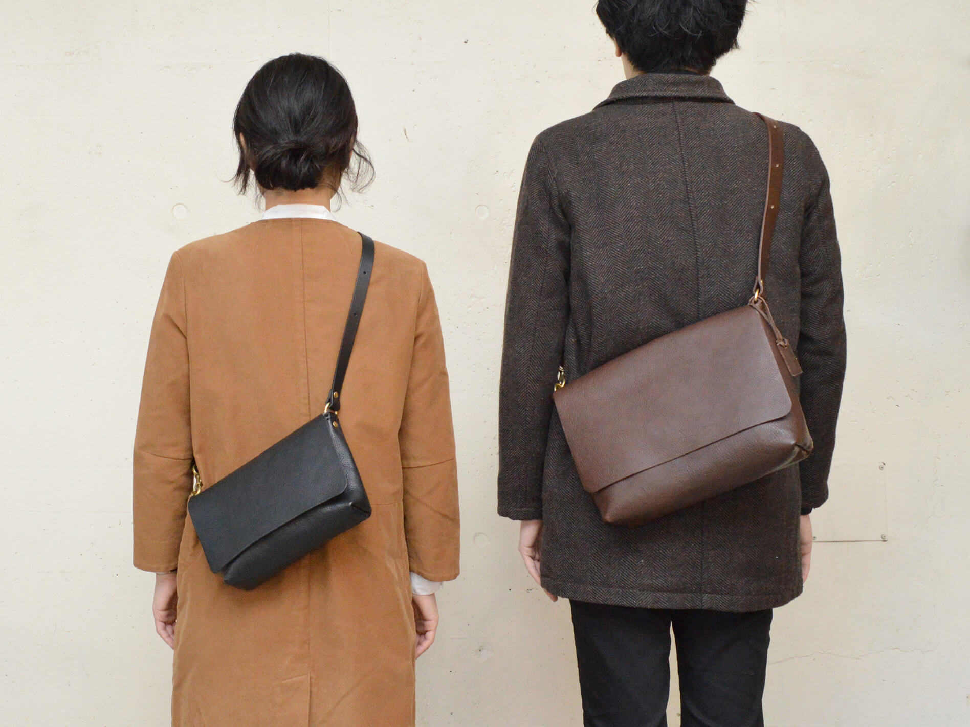 小さくても必要なモノが入る総かぶせ革製ショルダーバッグ / 革鞄の